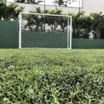Quais são os benefícios da grama sintética para campo de futebol?