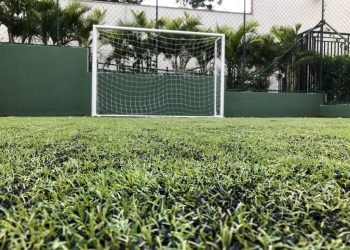 Quais são os benefícios da grama sintética para campo de futebol?