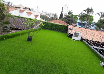 Em que tipo de solo posso colocar grama sintética?