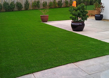 Como manter a grama sintética bem conservada?