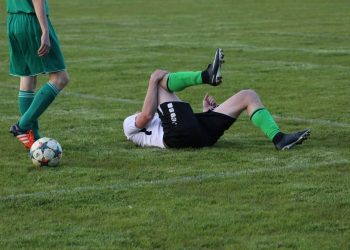 Grama sintética esportiva causa mais lesões?