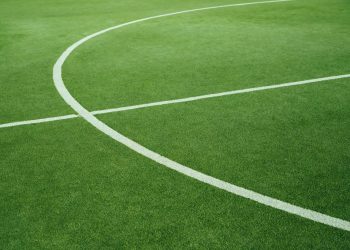 Grama sintética para quadras é melhor que piso de concreto?