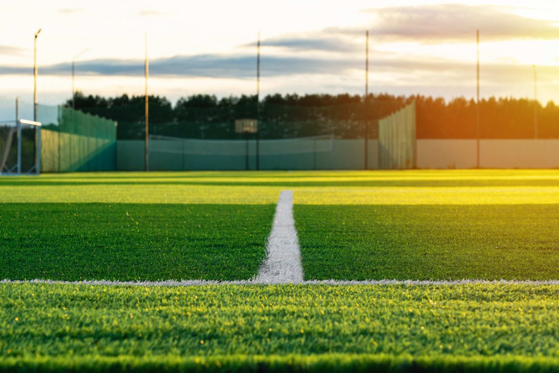 Grama sintética esquenta no sol?
