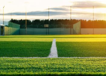 Grama sintética esquenta no sol?