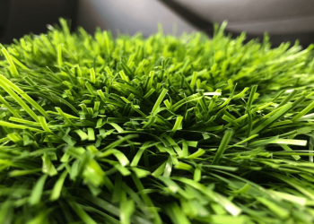 Como preparar o terreno para colocar grama sintética?