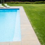 5 dicas essenciais para escolher a grama sintética ideal para a área da piscina: garantindo segurança, estética e durabilidade