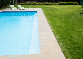 grama sintética ideal para a área da piscina