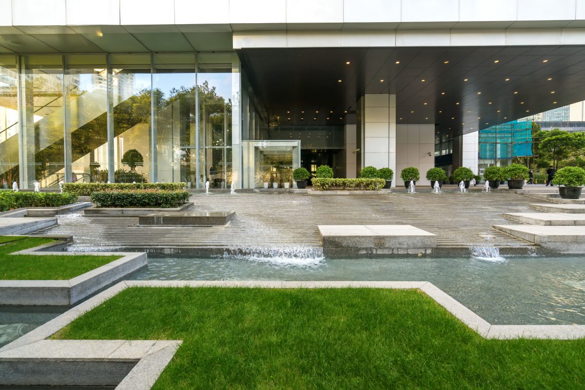 5 razões para investir em grama sintética em áreas comerciais e empresariais: melhorando o ambiente e aumentando a eficiência 1 investir em grama sintética em áreas comerciais e empresariais