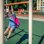 Segurança no Playground: A Importância da Grama Sintética
