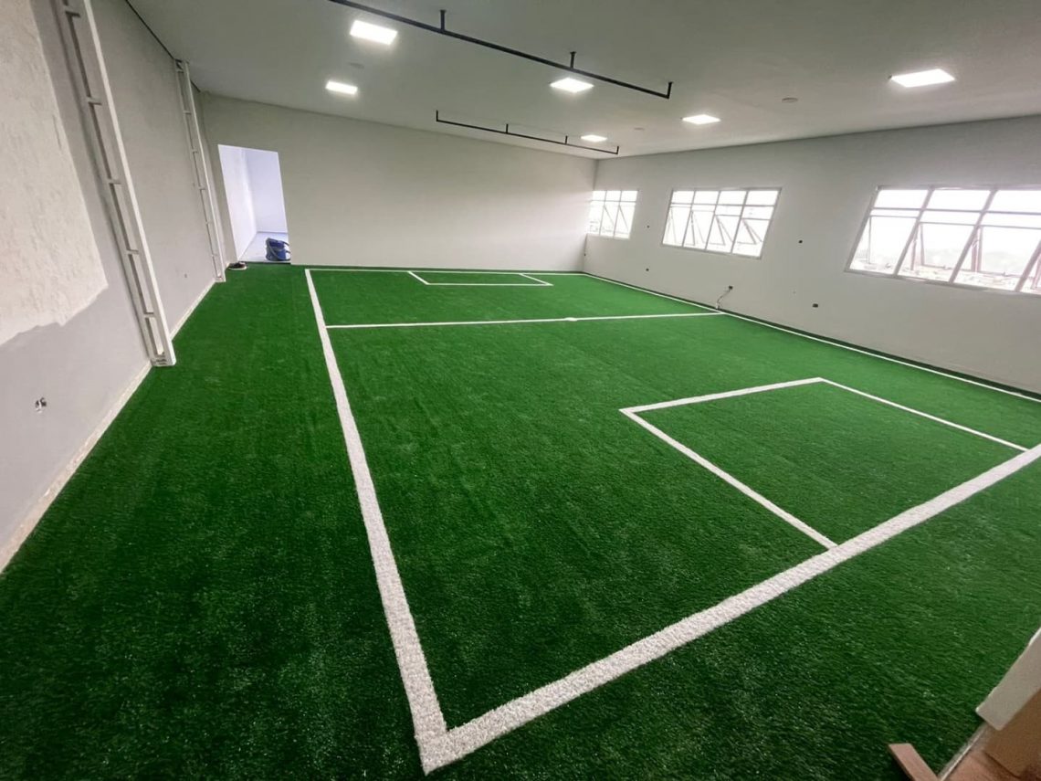 grama sintética em quadras de futebol