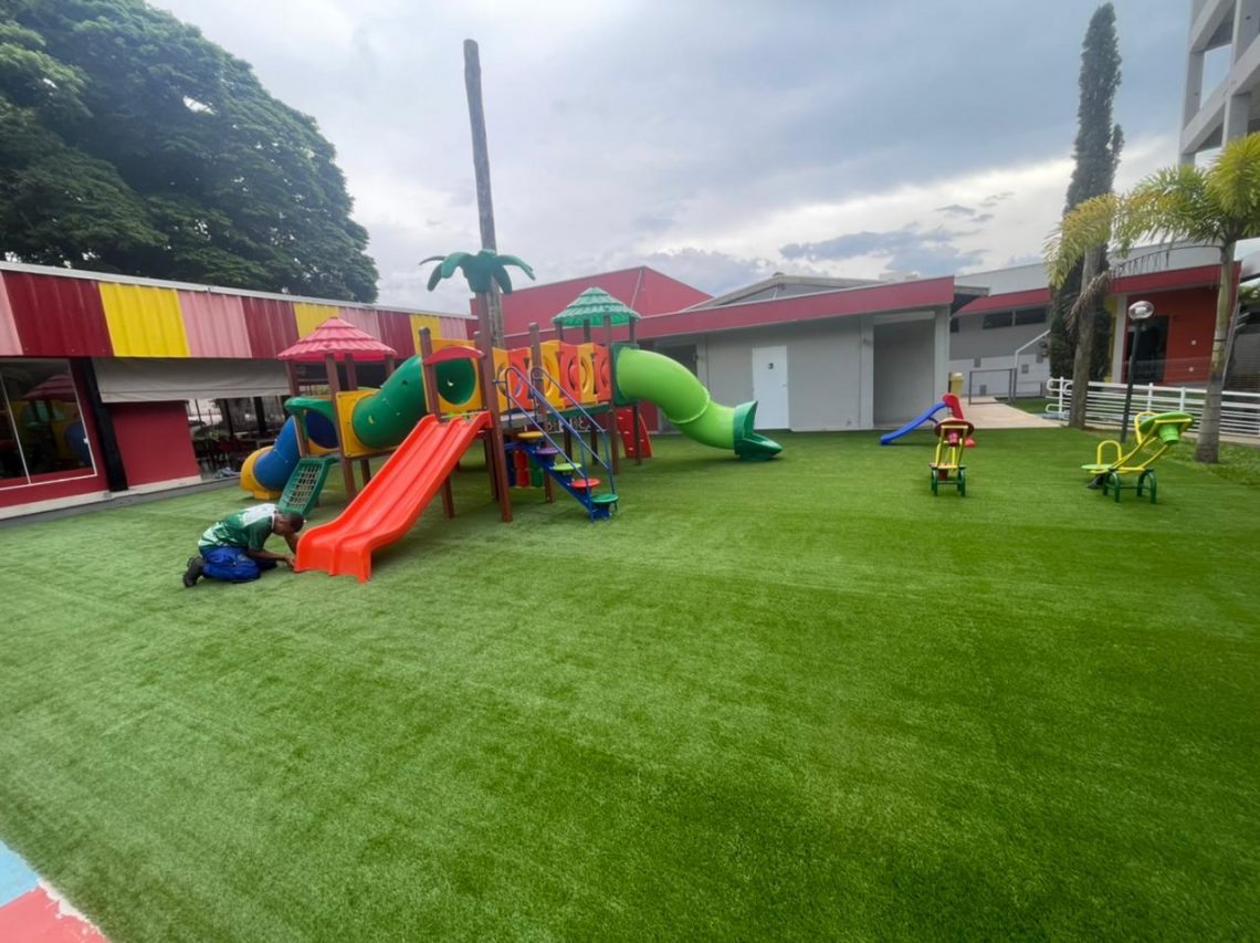 5 Projetos Incríveis de Playgrounds com Grama Sintética 1 playgrounds com grama sintética