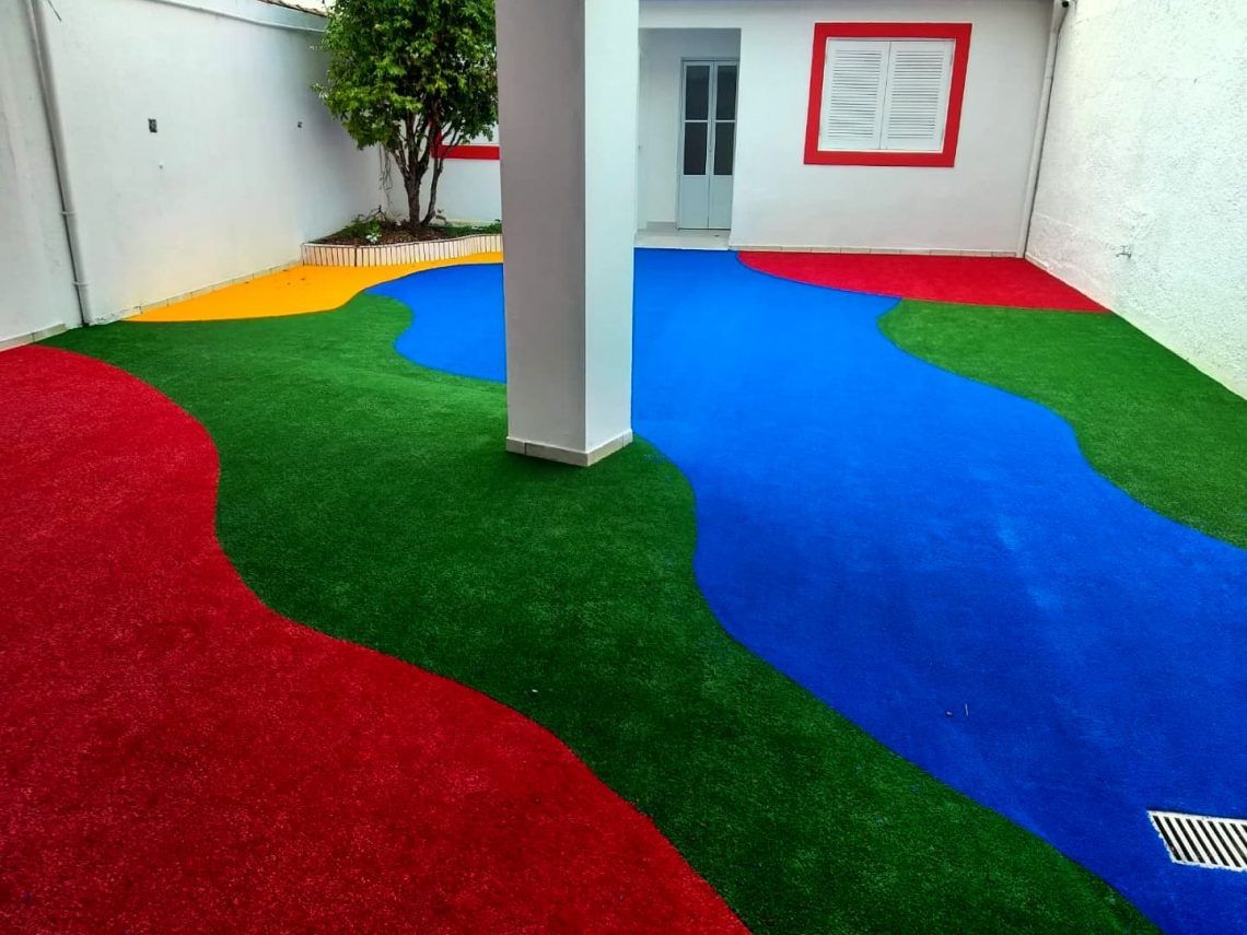 Como fazer a Manutenção da Grama Sintética Colorida 1 manutenção da grama sintética colorida