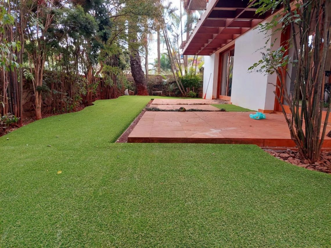 como instalar grama sintética em seu quintal