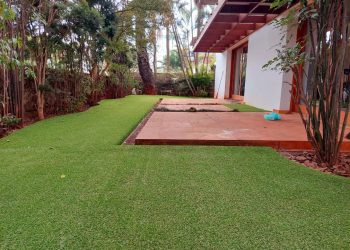 como instalar grama sintética em seu quintal