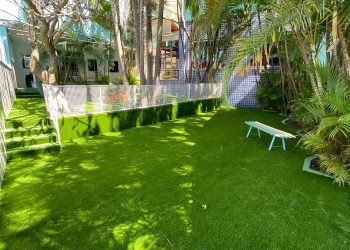 belos jardins com grama sintética