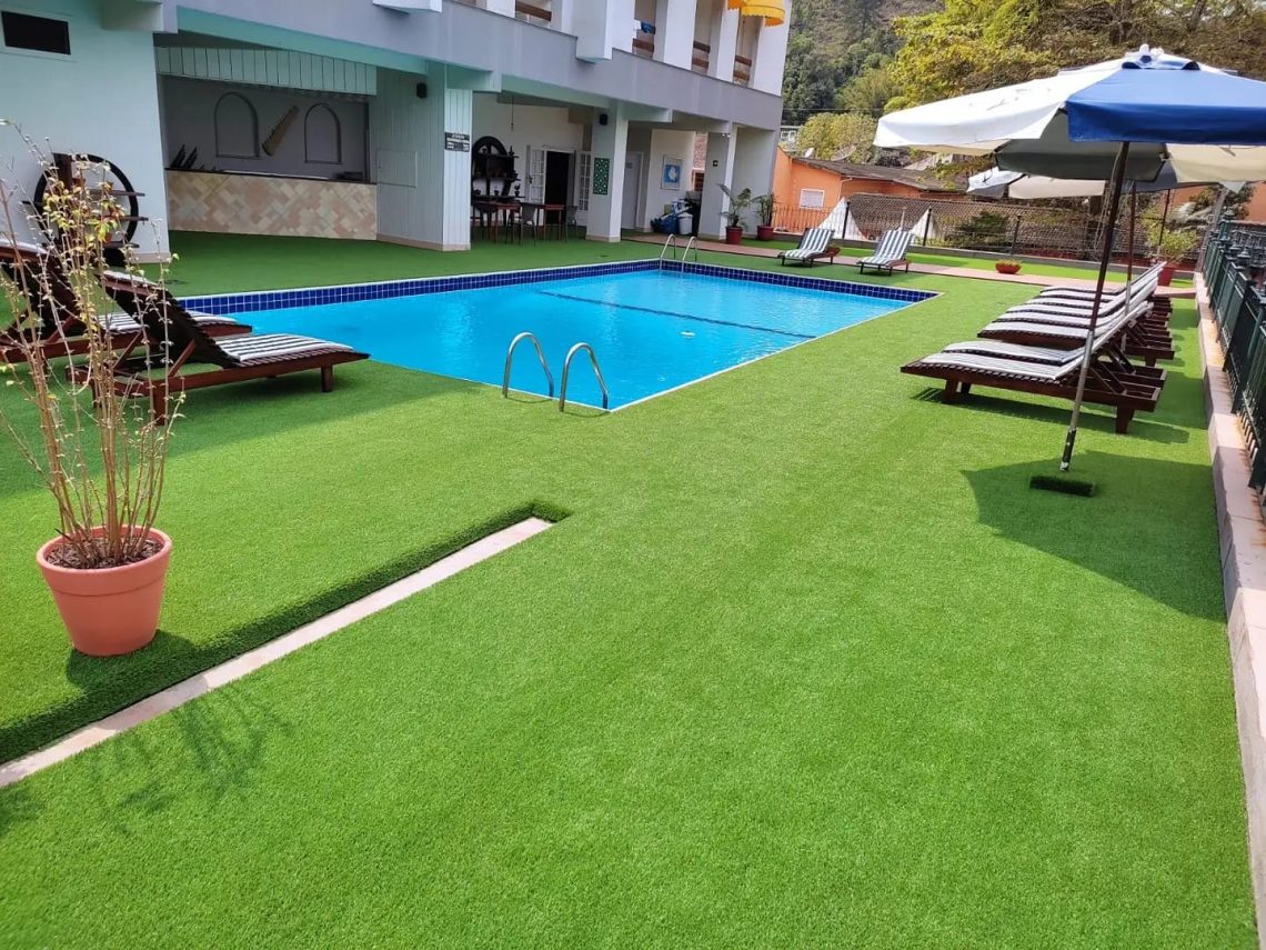 Como a Grama Sintética Pode Ajudar na Economia de Água do Seu Jardim 1 economia de água do seu jardim