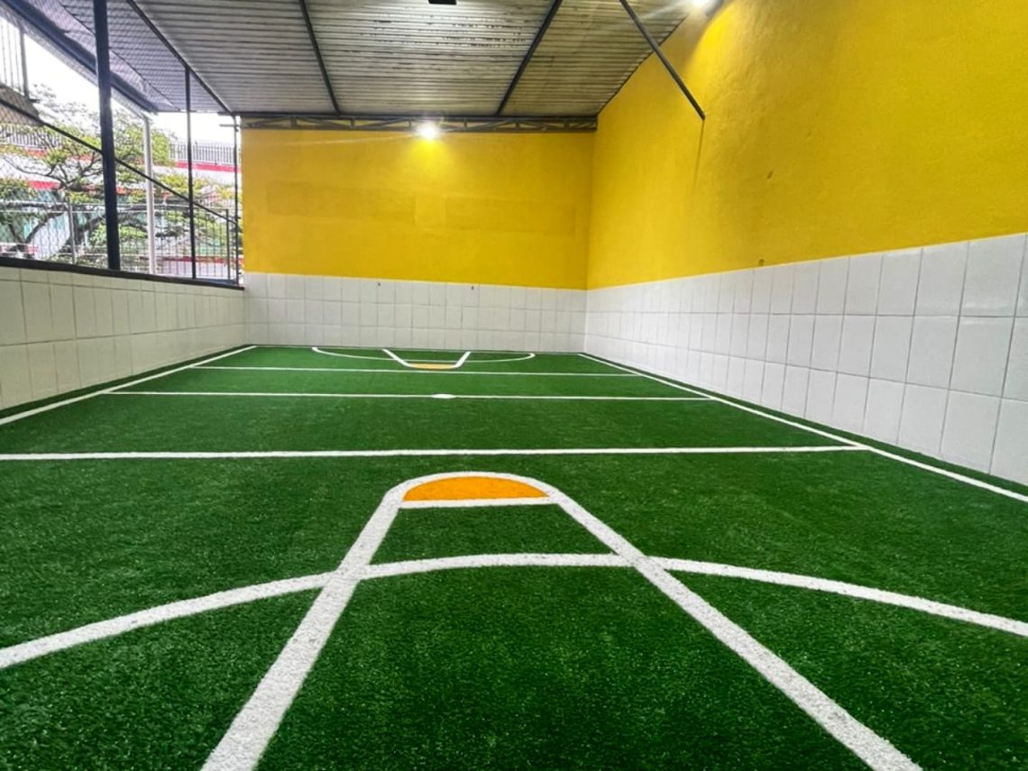 Grama Artificial para Quadras: Durabilidade, Conforto e Performance 1 Investir em grama artificial para quadras é apostar em conforto, segurança e economia a longo prazo. Com instalação correta e os produtos certos, sua quadra se transforma em um espaço moderno e funcional para todos os tipos de esportes.