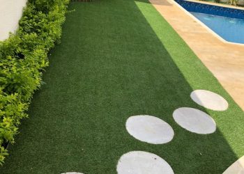 como instalar grama artificial no quintal